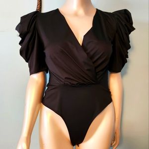 Ruffled sleeve bodysuit NWOT